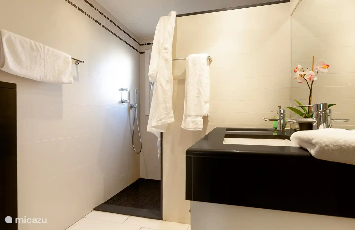 Badezimmer mit Dusche