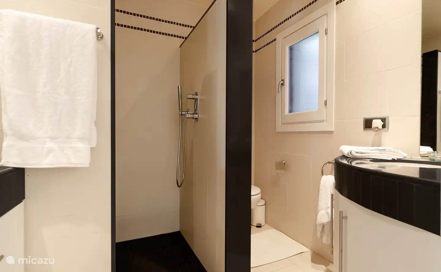 Badezimmer mit Dusche