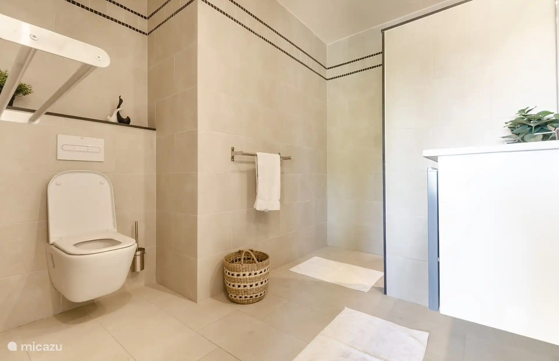 Badezimmer mit begehbarer Dusche