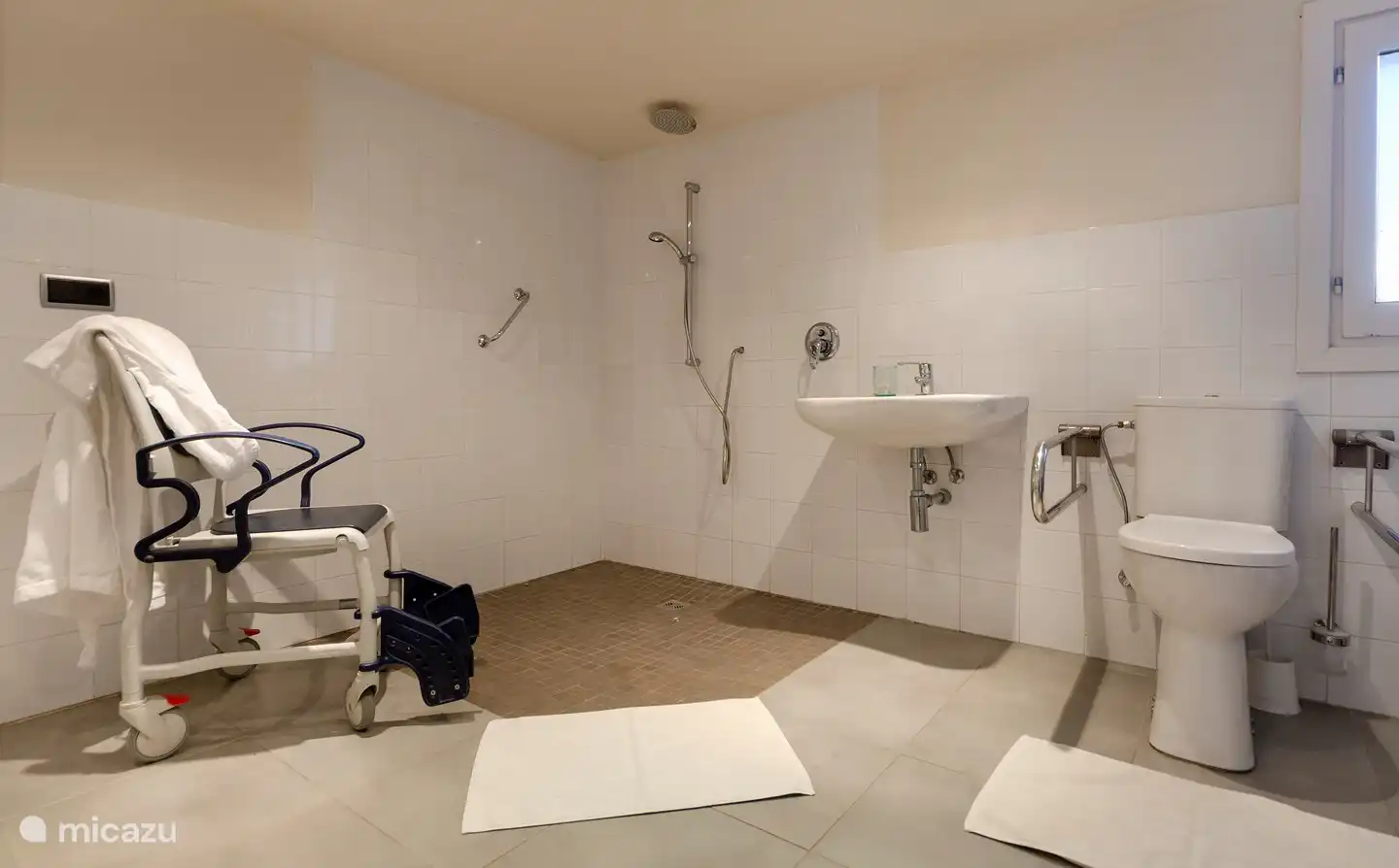 Badezimmer mit Dusche