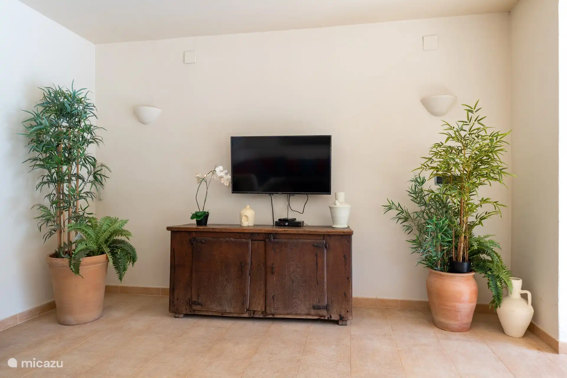 TV auf überdachter Terrasse