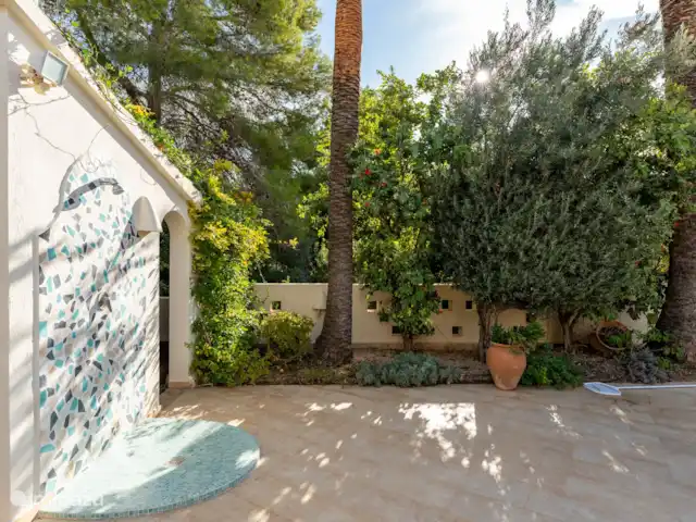 Villa Sabina huren in Spanje, Costa Blanca, Moraira - villa buiten douche en tuin naast zwembad