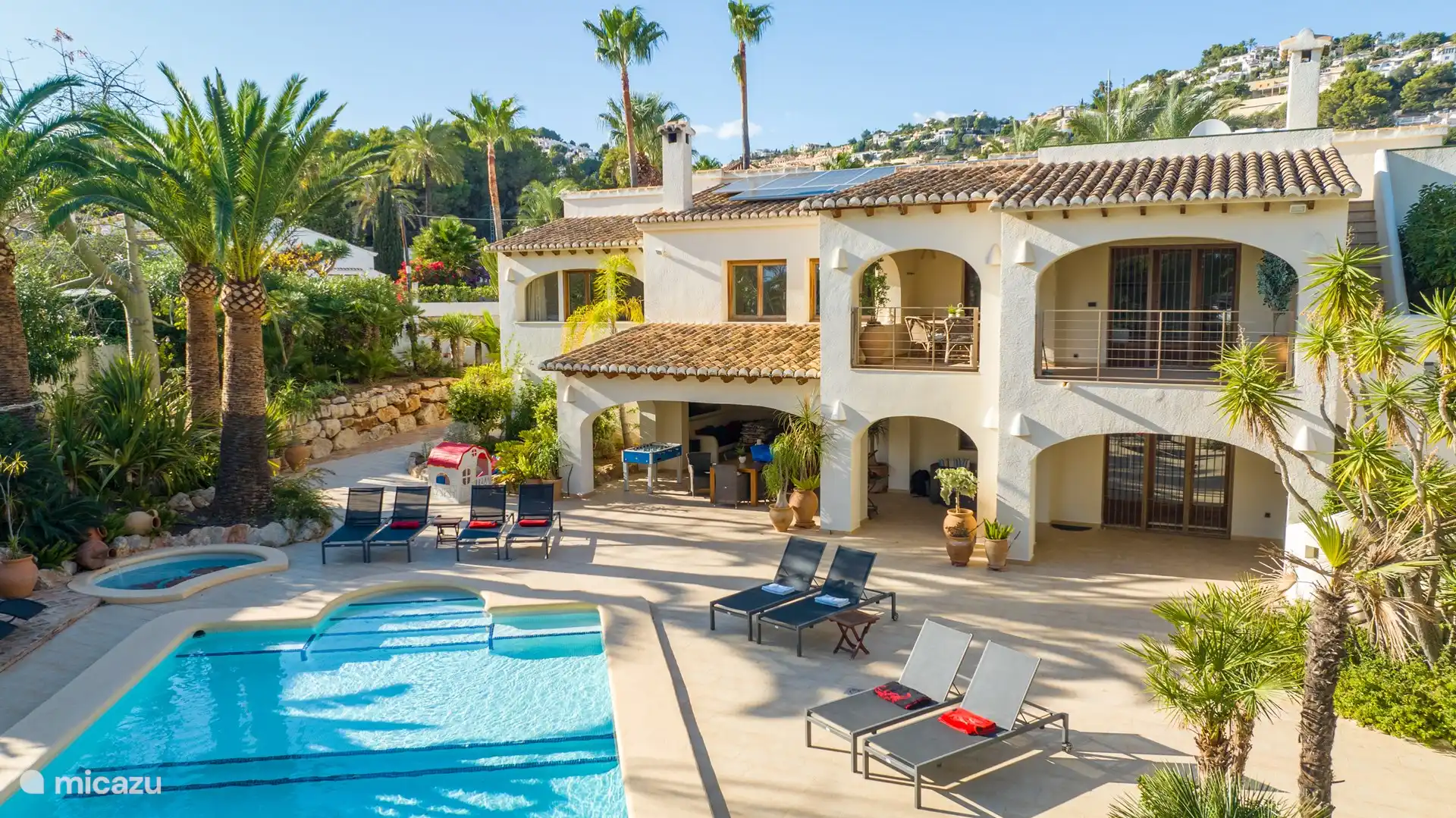 Schwimmbad und Terrasse