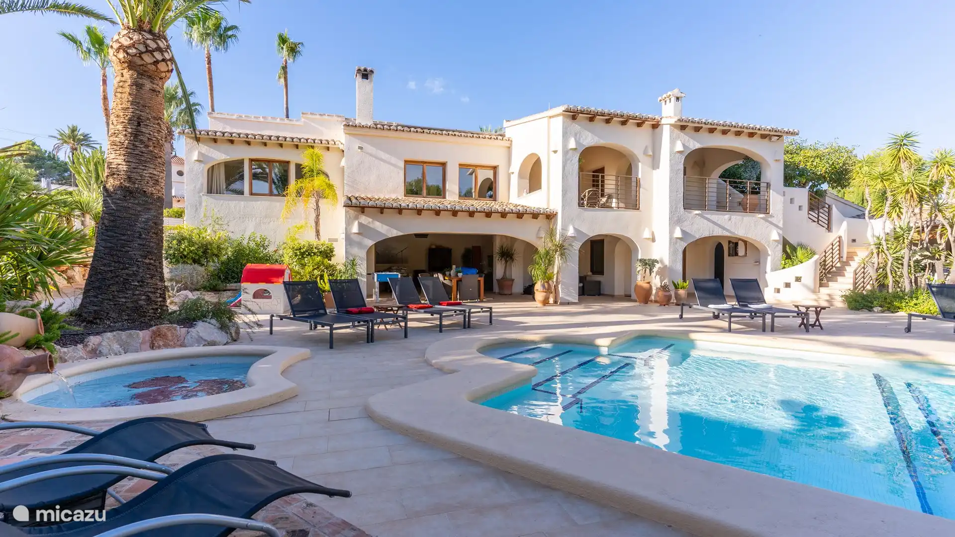 Schwimmbad und Terrasse