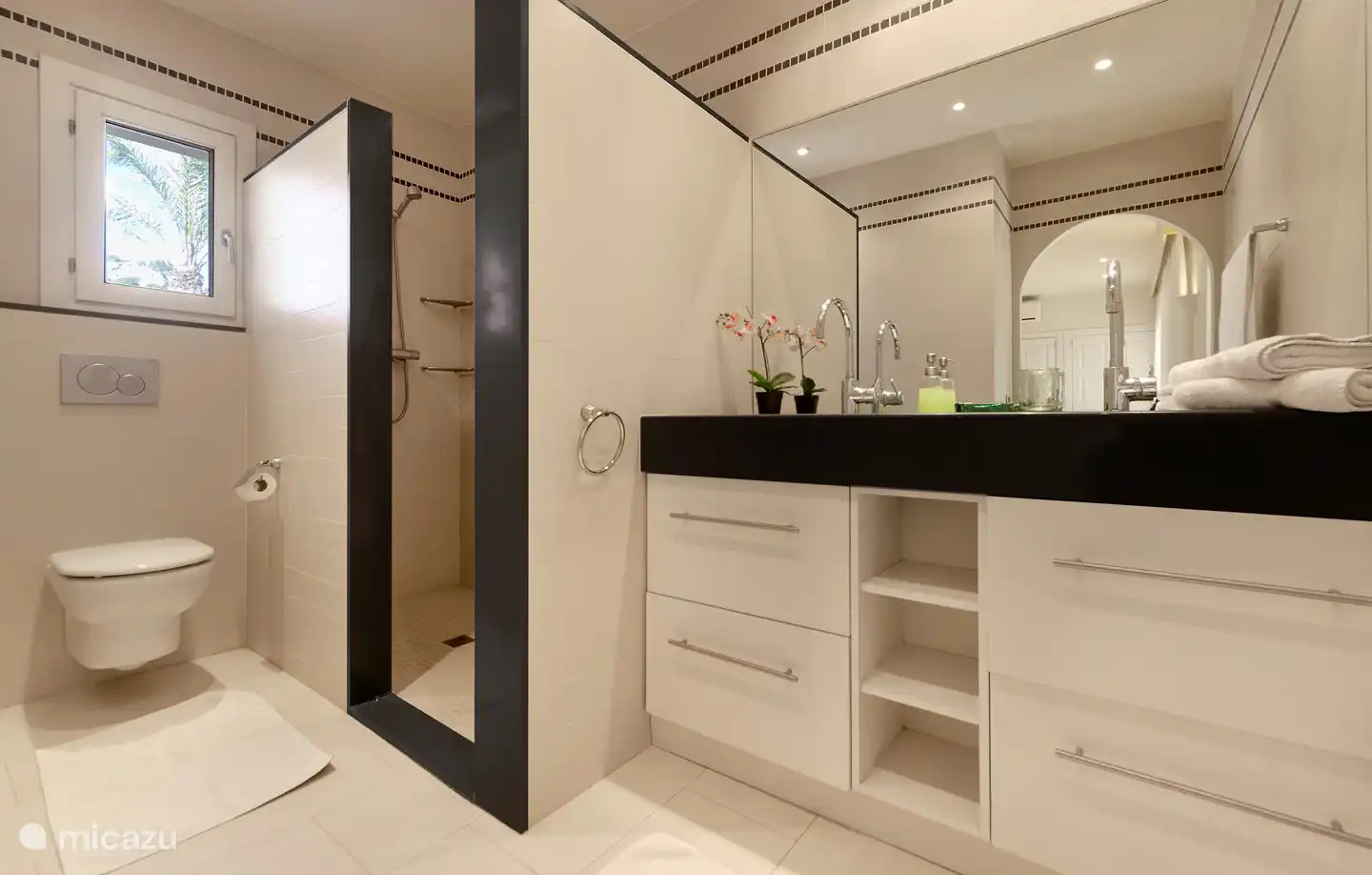 Badezimmer mit Dusche