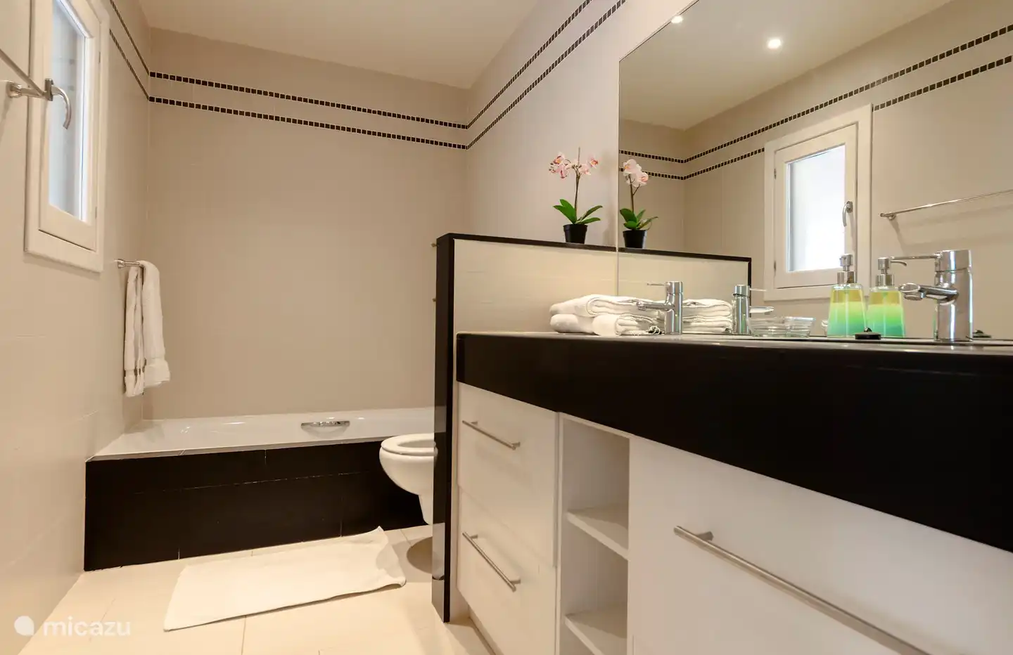 Badezimmer mit Badewanne