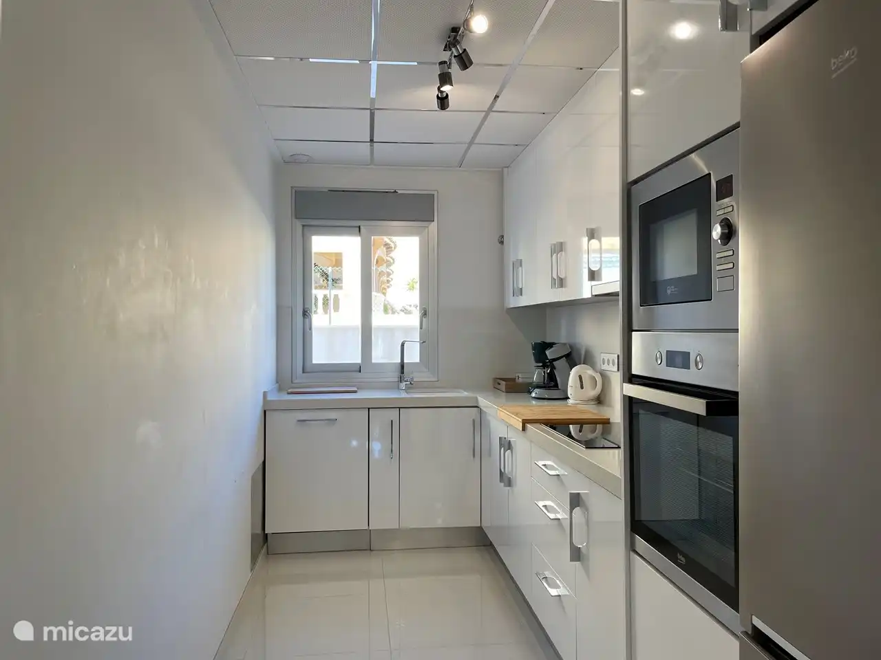 Küche mit Geschirrspüler, Kühlschrank, Gefrierschrank, Backofen, Mikrowelle, Küchenmaschinen, Kaffeemaschine, Senseo etc. Komplett!