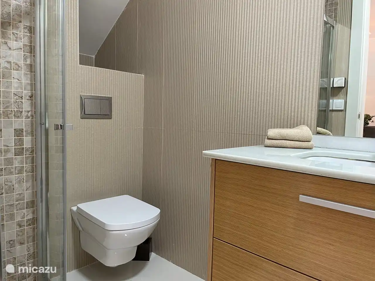 Badezimmer Dusche Waschbecken Toilette im Erdgeschoss neben dem Schlafzimmer