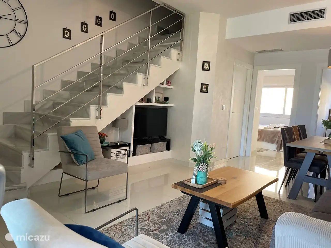 Treppe zum ersten Stock, wo sich 2 Schlafzimmer mit Badezimmern befinden