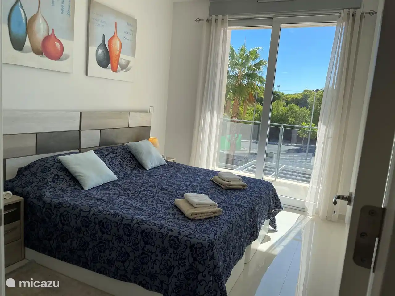 Schlafzimmer mit Balkon und eigenem Bad