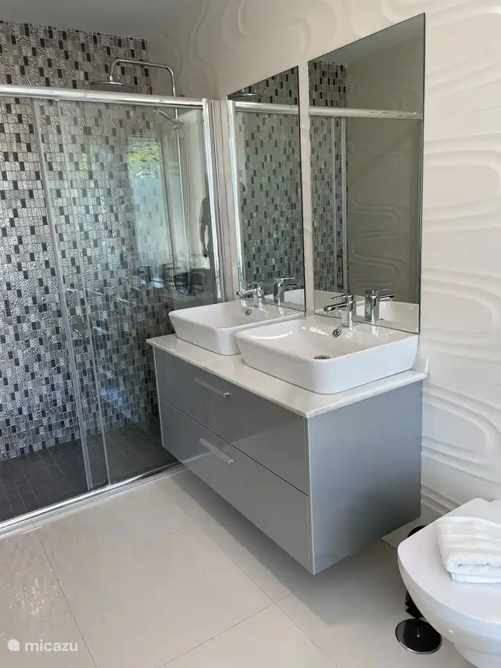 Badezimmer ensuite zum Schlafzimmer mit Balkon