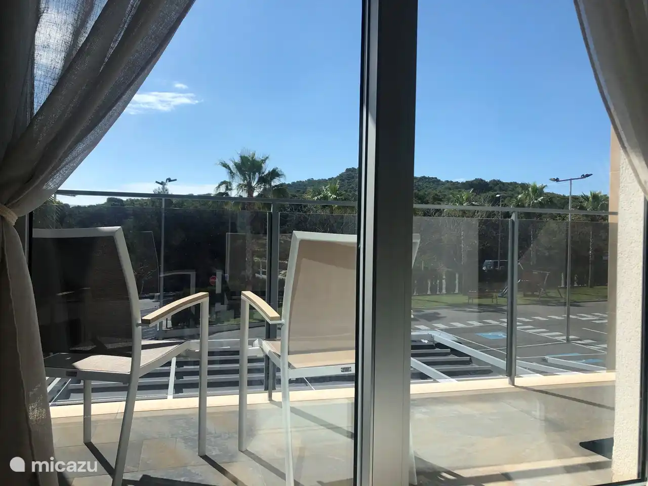 Balkon vor dem Schlafzimmer und Durchgang zum Solarium