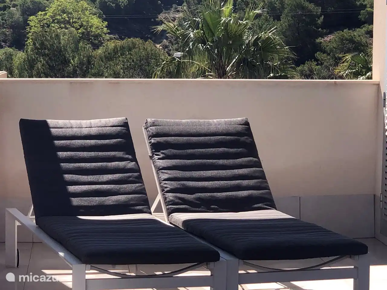 Ansicht und vorderes Solarium mit Sonnenliegen