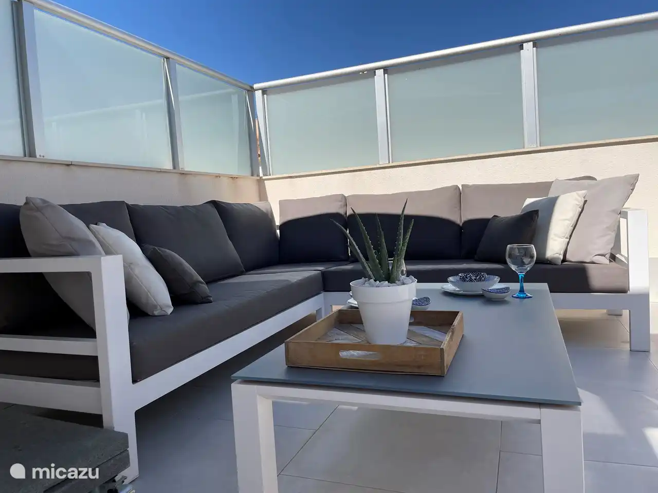 Solarium mit Sonnenliegen und Lounge-Set. Dusche vorhanden Kühlschrank und Waschmaschine. Sonnenschirm und Markisen