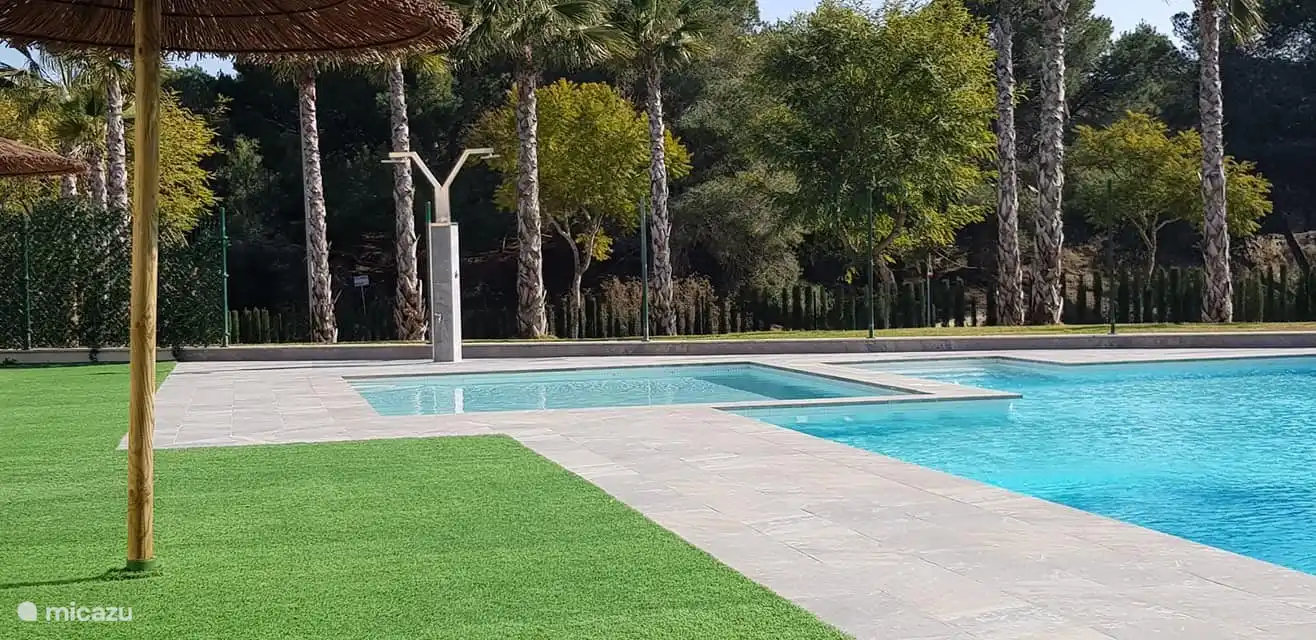 Parkplatz und Spielplatz eingezäunt