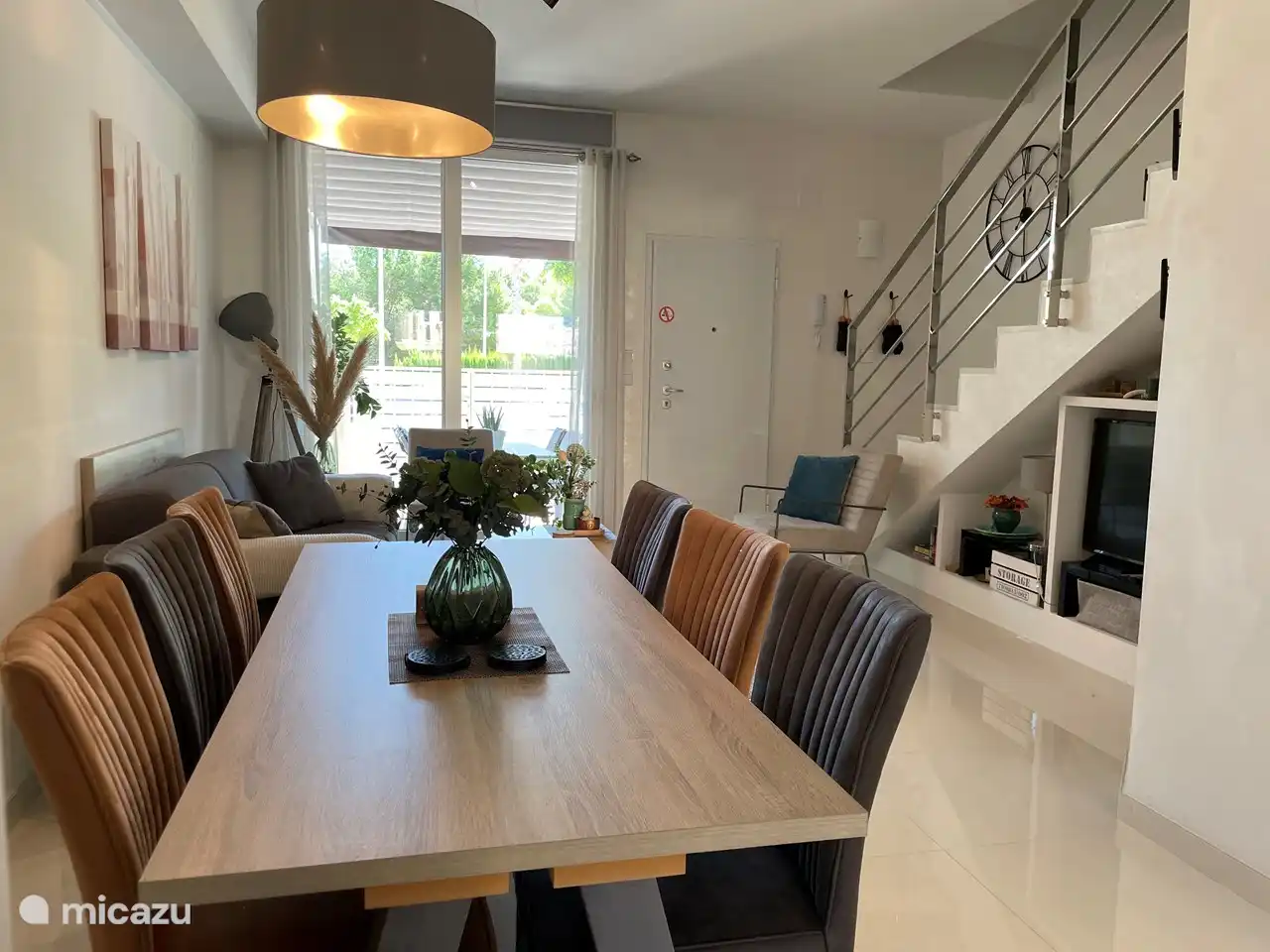 Wohnzimmer mit separater Küche