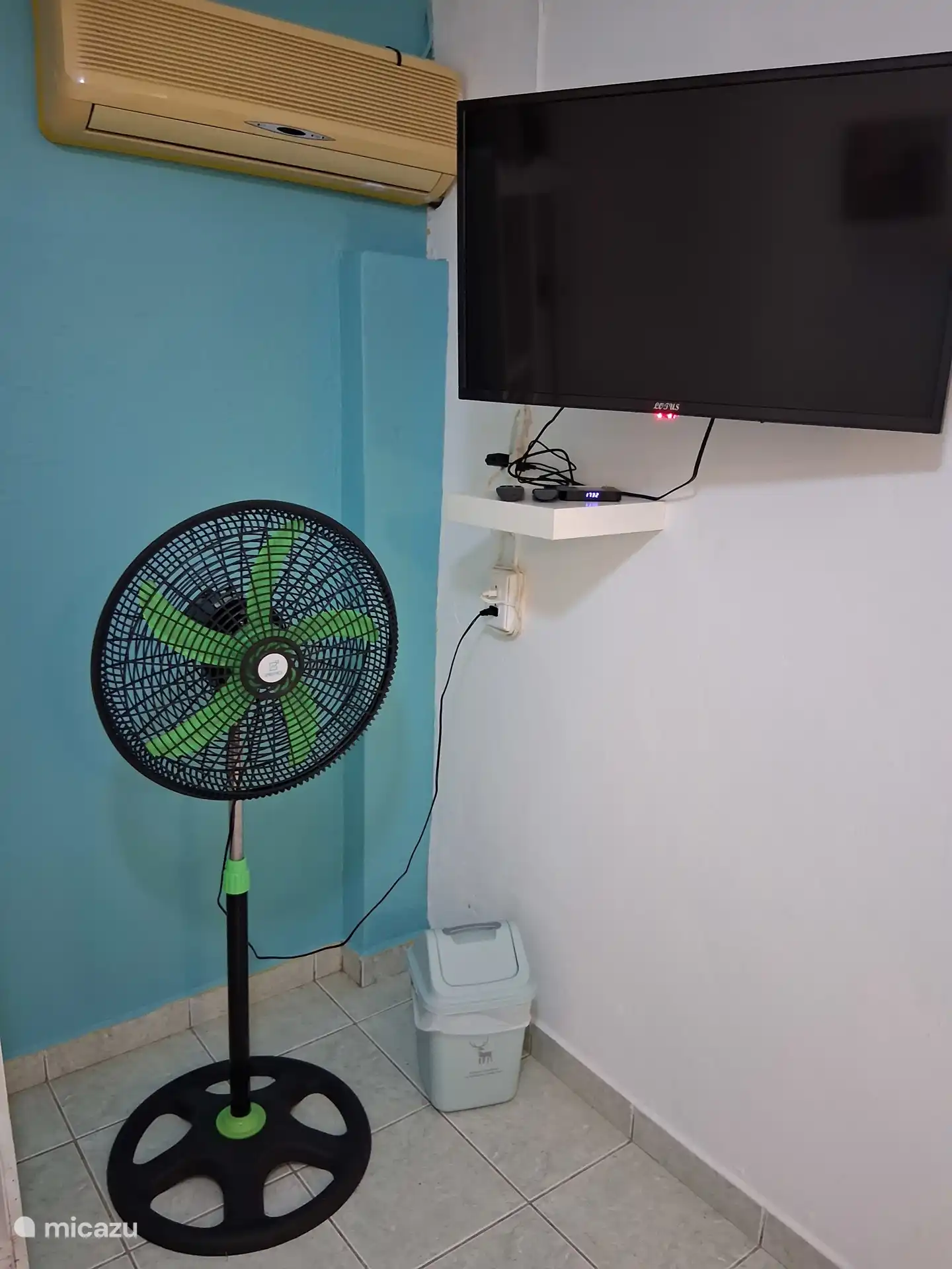 Klimaanlage, Ventilator und Smart-TV mit 16.000 Kanälen.