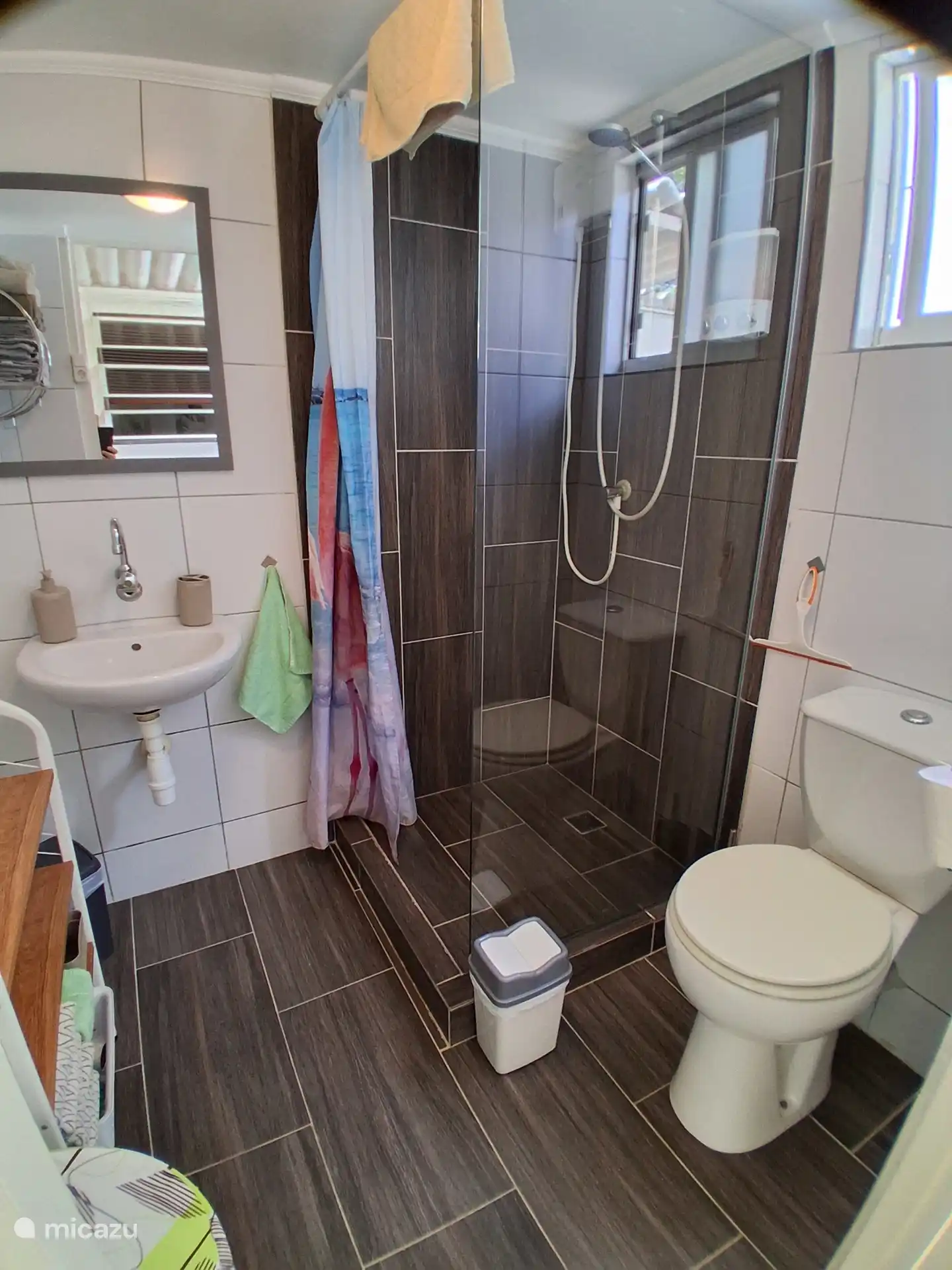 Dusche, Toilette und Waschbecken.