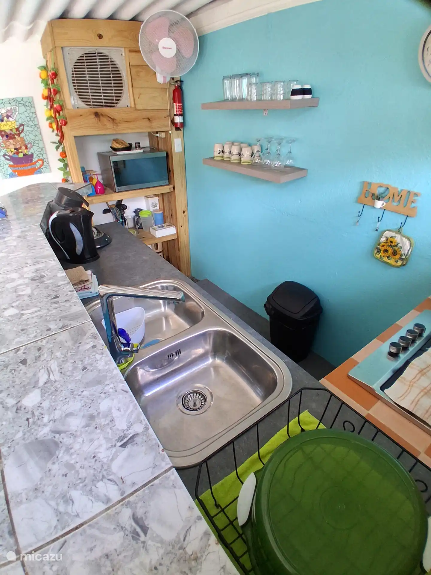 Küche, gemütlich, aber voll ausgestattet. 