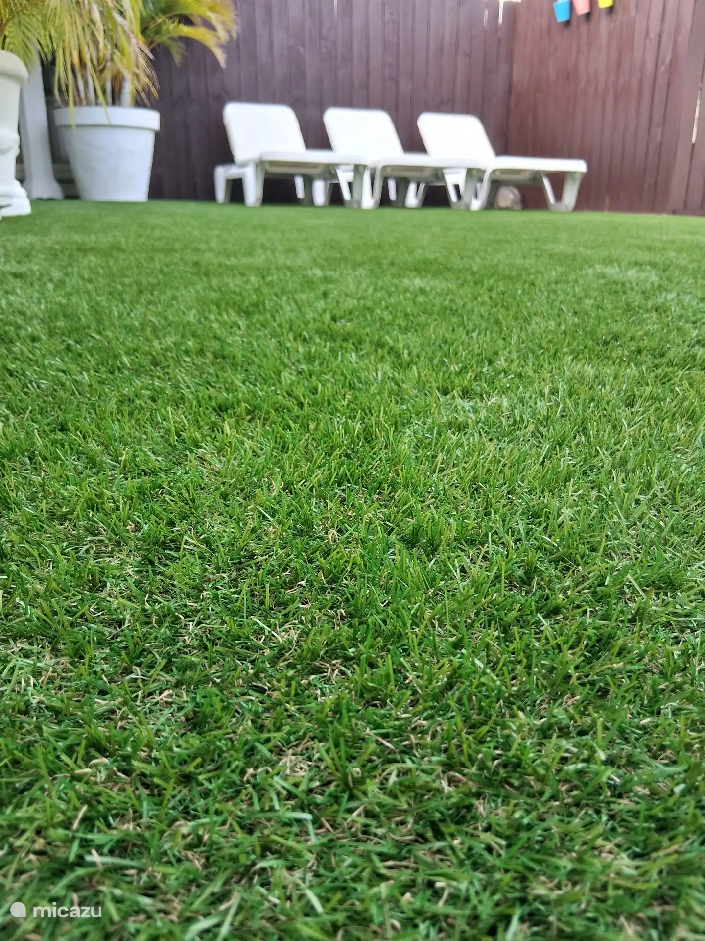 Patio con césped artificial. 