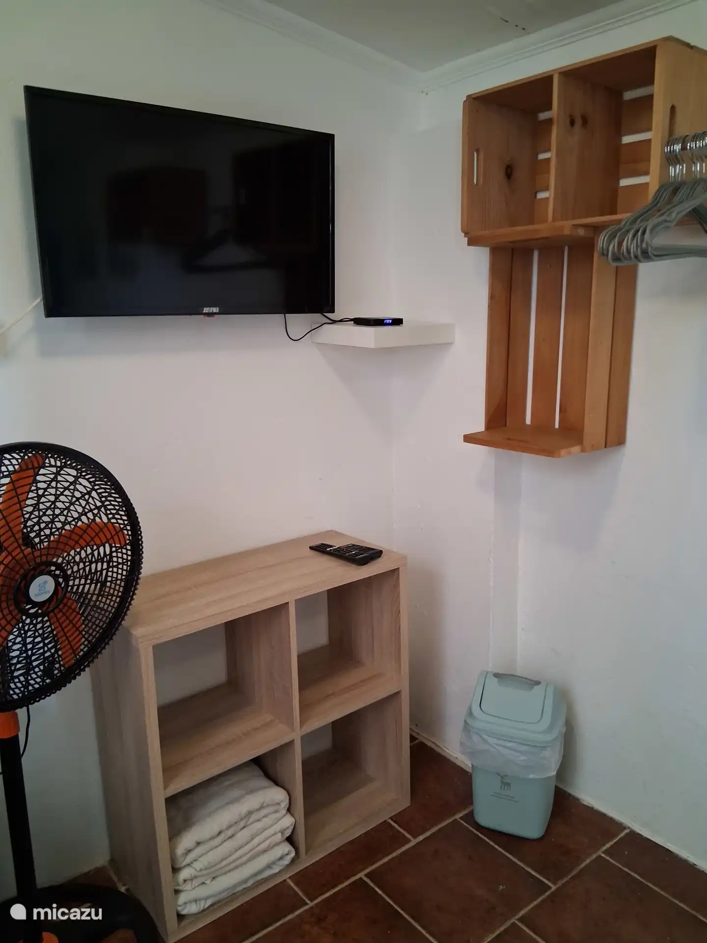 Kleines Schlafzimmer, Klimaanlage, Ventilator, Smart-TV mit 16.000 Kanälen und kreativer Stauraummöglichkeit. 