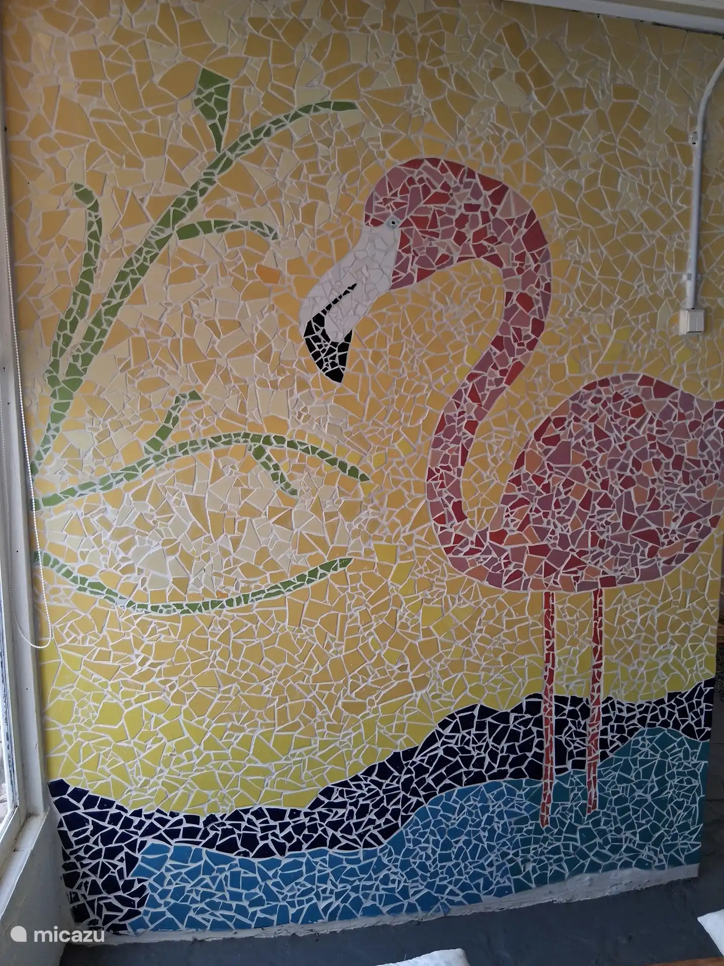 Mosaikwand, von Marijke selbst gefertigt. 