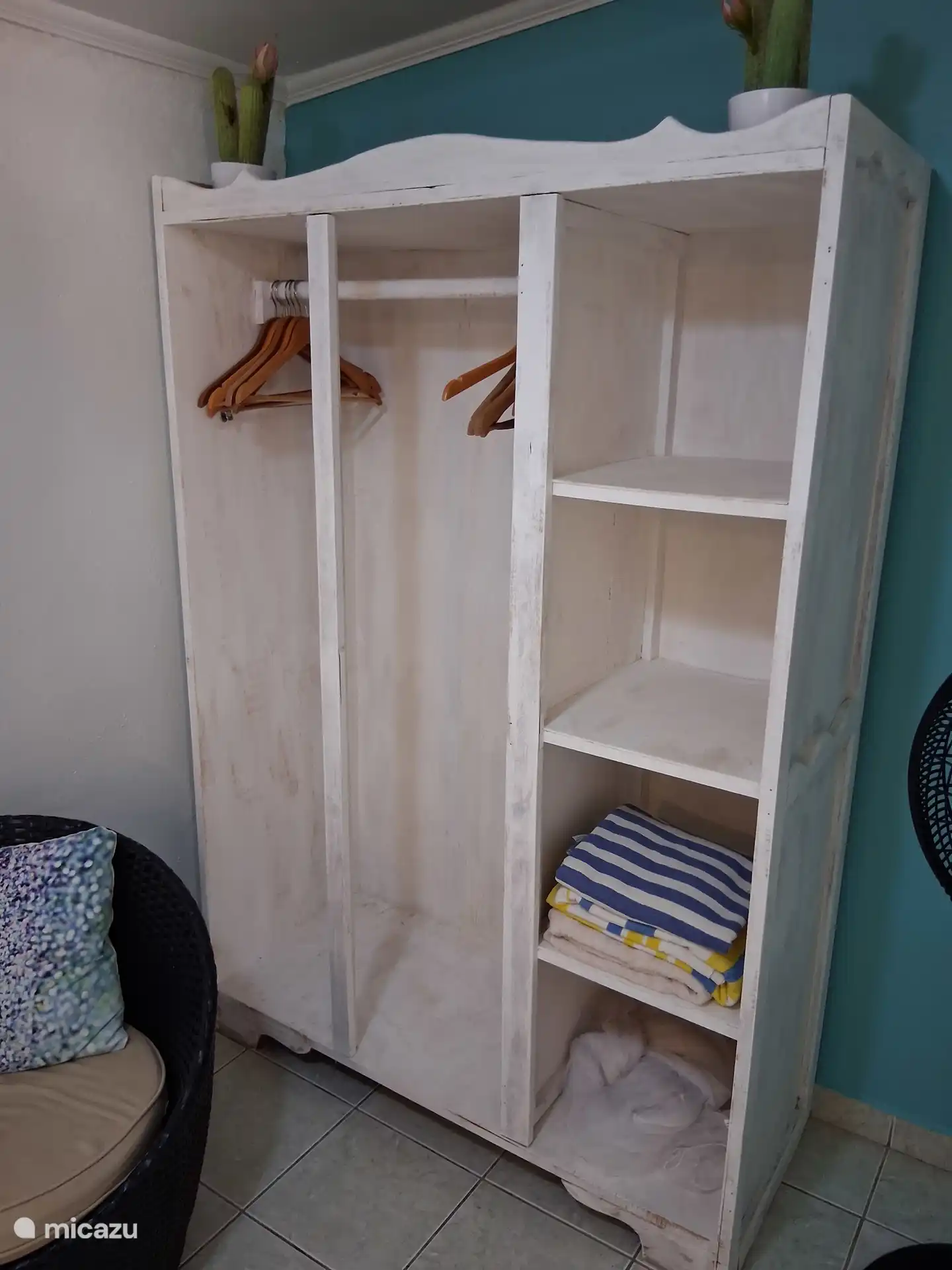 Geräumiger Kleiderschrank.