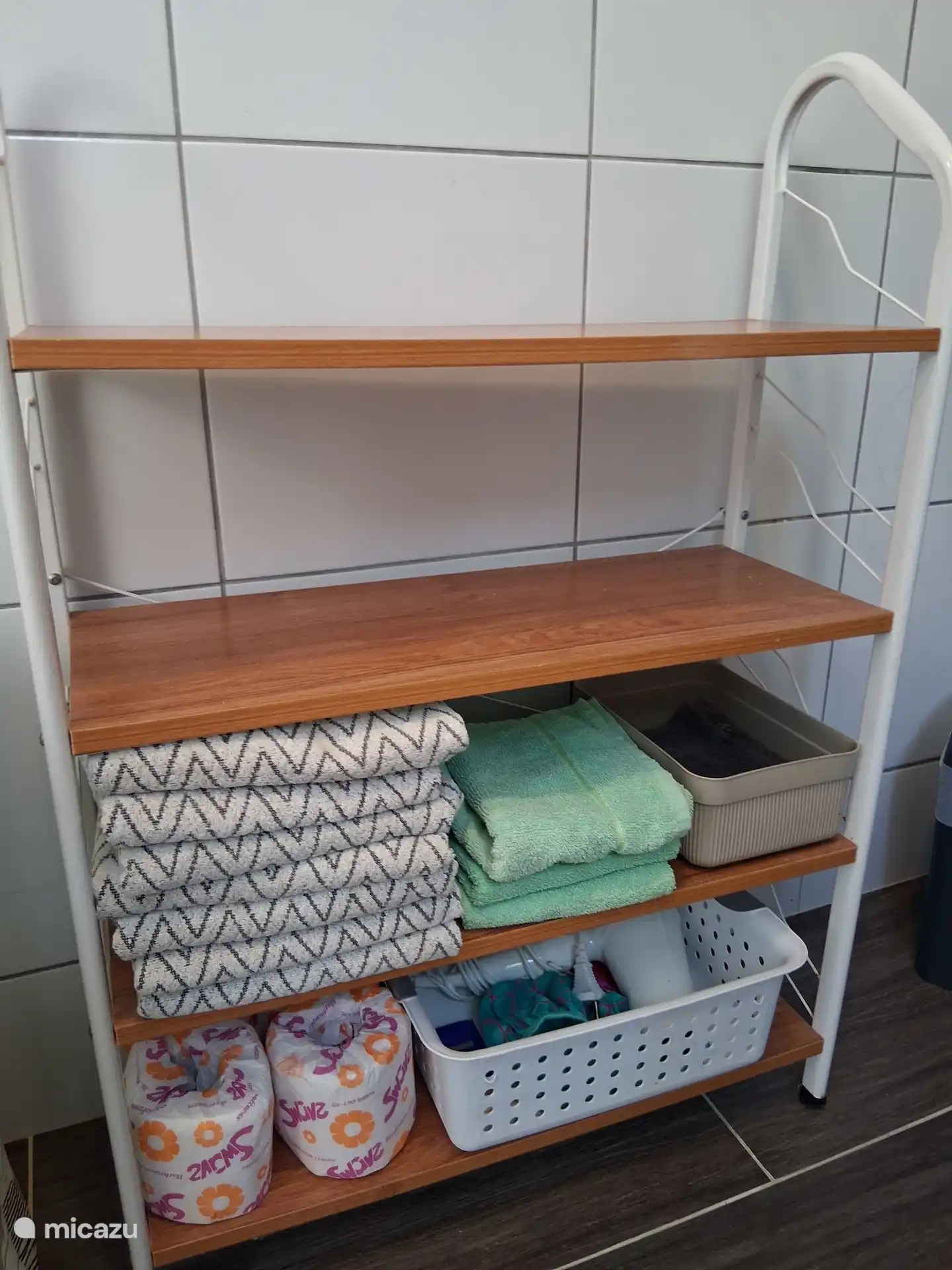 Handtücher, Föhn, Toilettenpapier und sogar eine Badekappe werden bereitgestellt. 