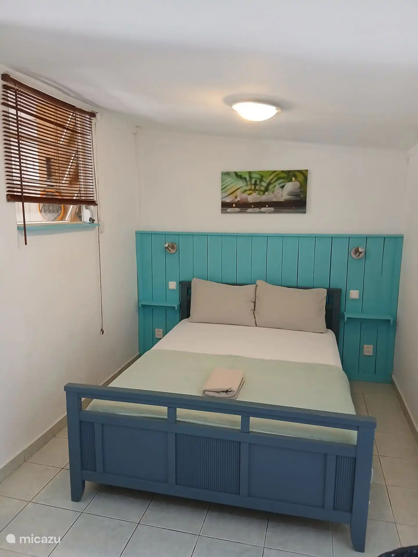 Grande chambre avec un lit douillet 140x200cm