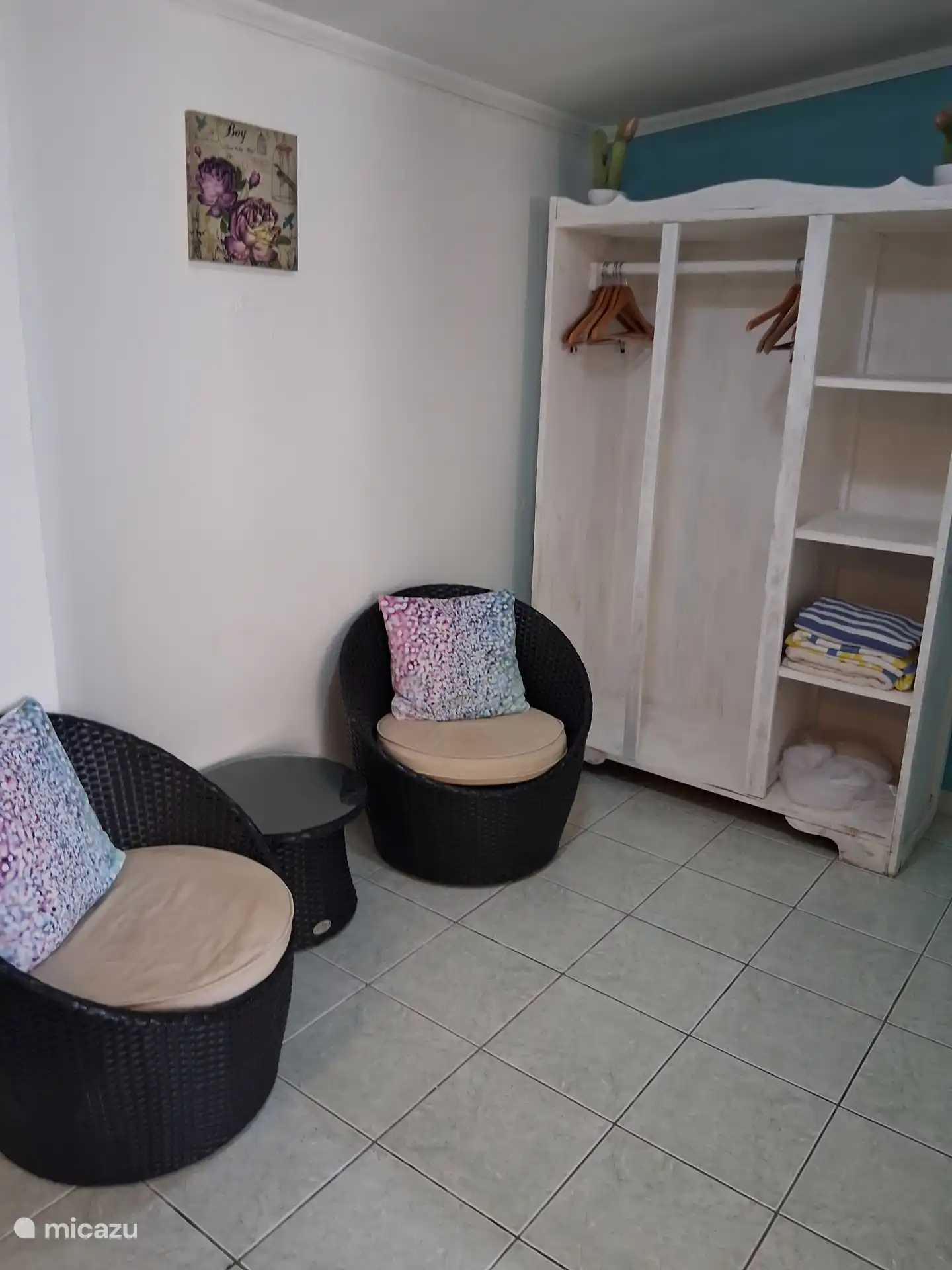 Großes Schlafzimmer mit Sitzgelegenheiten... oder Babyutensilien wie Feldbett, Bad und Hochstuhl. 