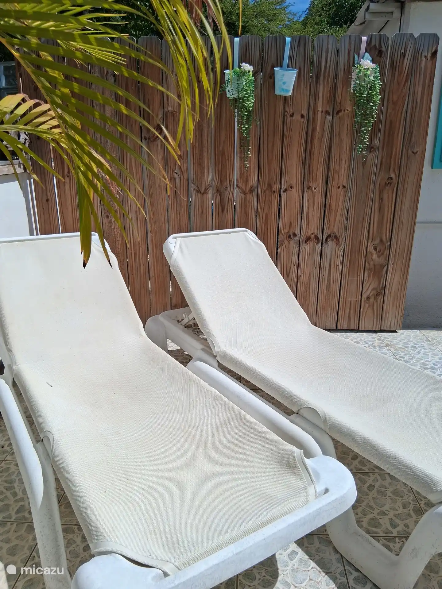 Bis zu 4 Sonnenliege sind verfügbar. 