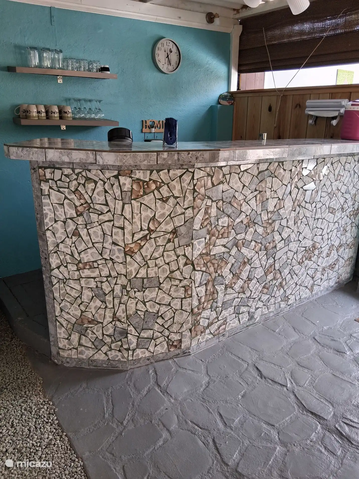 Hinter der Bar befindet sich die Küche. 