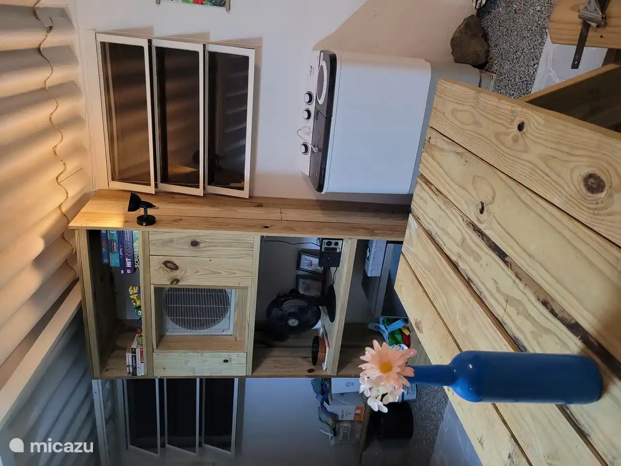 Airco unit verwerkt in een ruime kast met wasmachine 