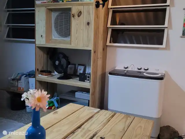 Location de Vacances Curaçao, Curaçao-Centre, Jongbloed, pension / maison d’hôtes / chambre privée - Relive-Curaçao Guesthouse Unité de climatisation incorporée dans un placard spacieux avec machine à laver