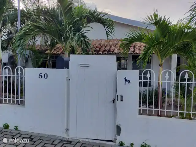 Location de Vacances Curaçao, Curaçao-Centre, Jongbloed, pension / maison d’hôtes / chambre privée - Relive-Curaçao Guesthouse entrée côté rue