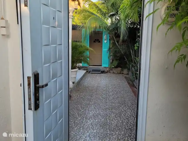 Location de Vacances Curaçao, Curaçao-Centre, Jongbloed, pension / maison d’hôtes / chambre privée - Relive-Curaçao Guesthouse entrée privée sur cour