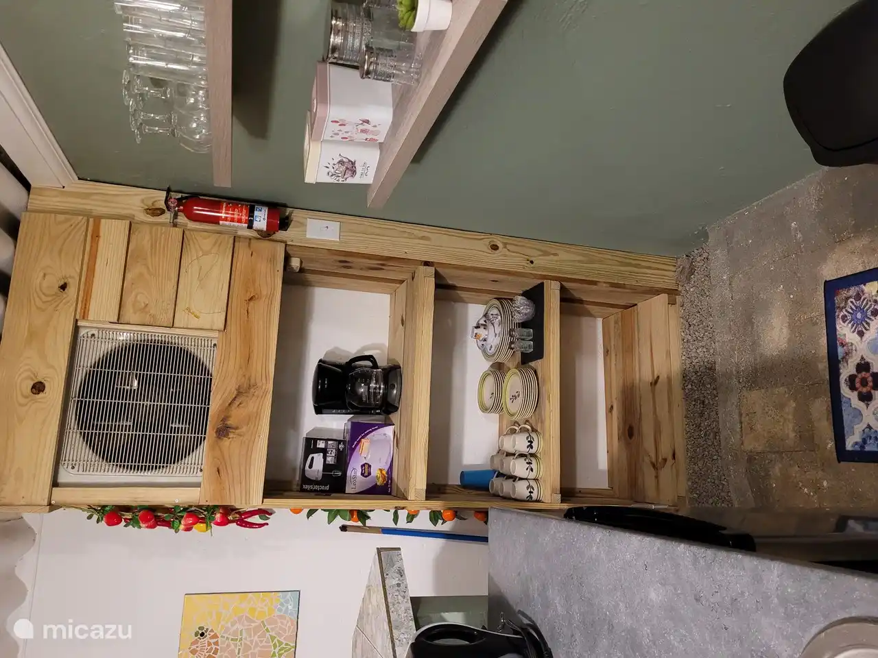 Airco unit verwerkt in een ruime keukenkast 