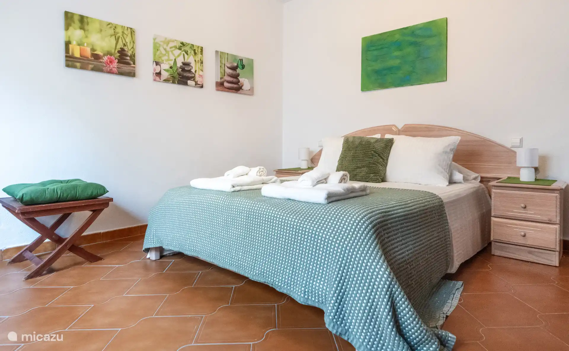 Schlafzimmer im Obergeschoss mit Klimaanlage