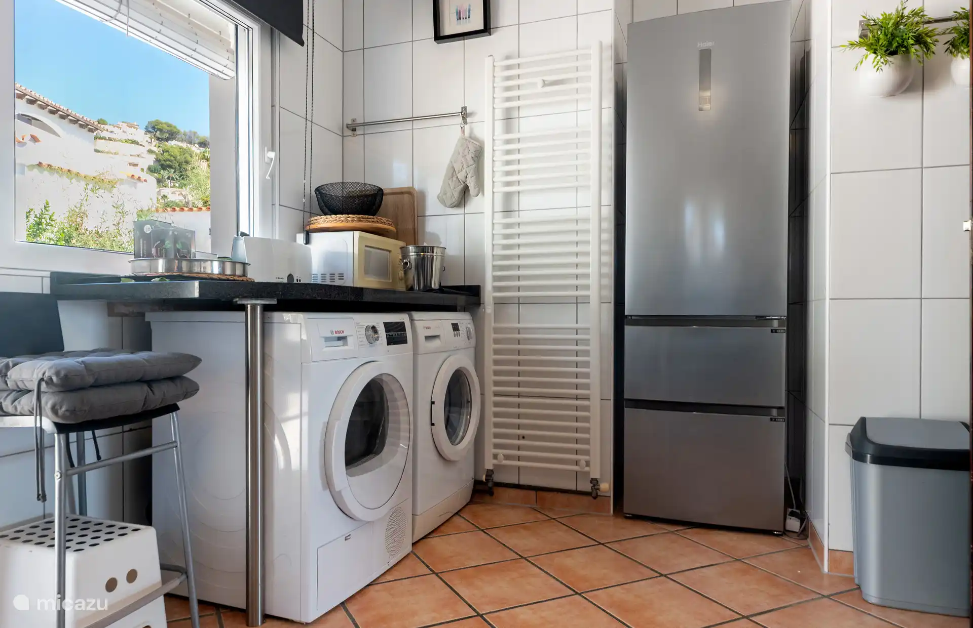 Waschküche und Kühlschrank