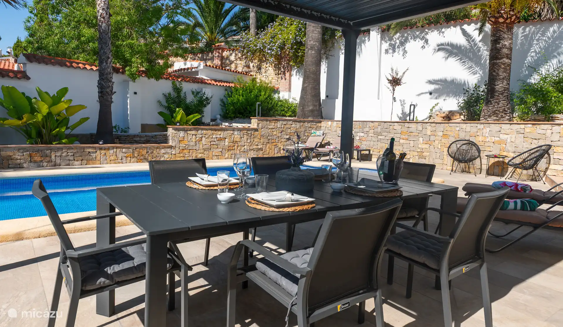 Essbereich neben dem Pool