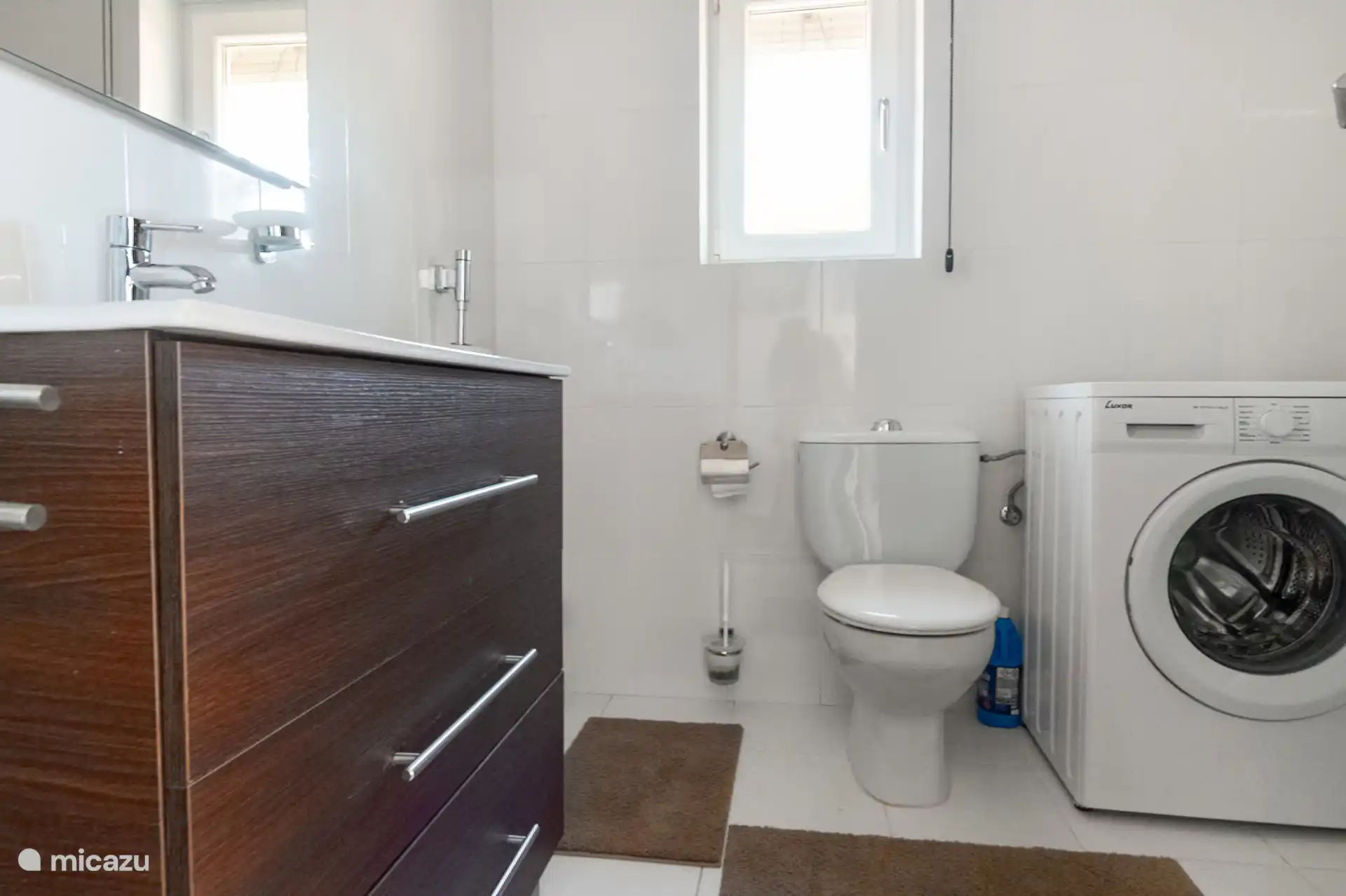 Badezimmer mit Waschmaschine