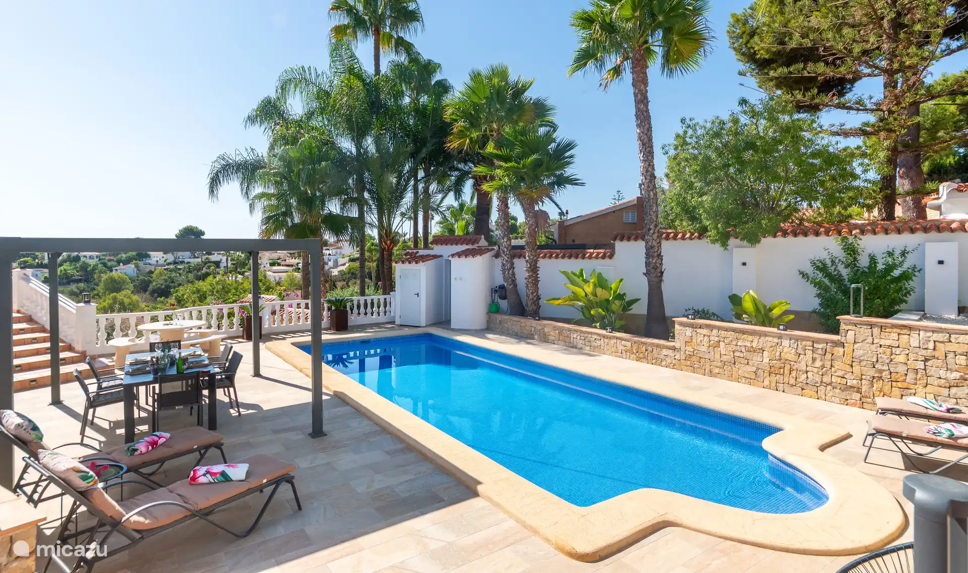 Privater Swimmingpool mit Terrasse