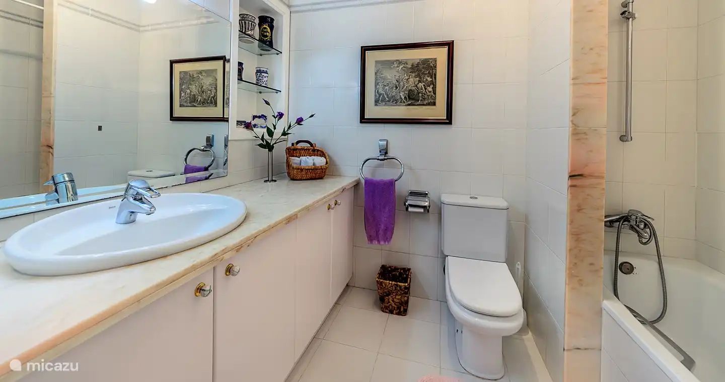 Badezimmer mit Dusche