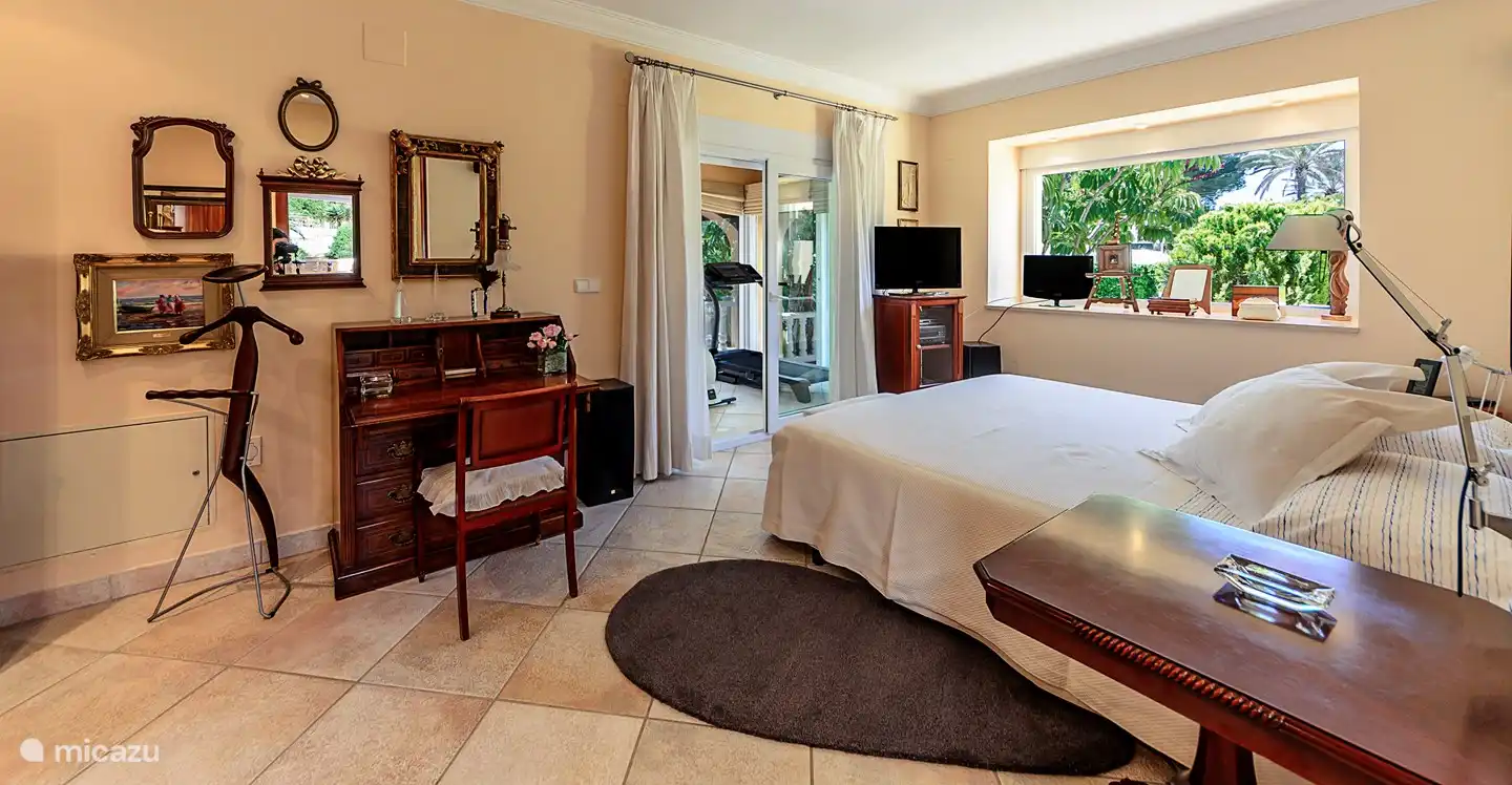 Hauptschlafzimmer mit eigenem Bad und Klimaanlage