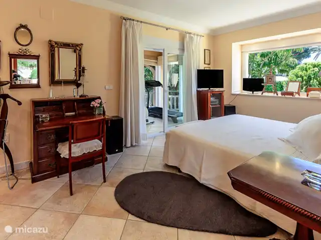 villa en España, Costa Blanca, Moraira – Villa Xenofilia III Dormitorio principal con baño en suite y aire acondicionado