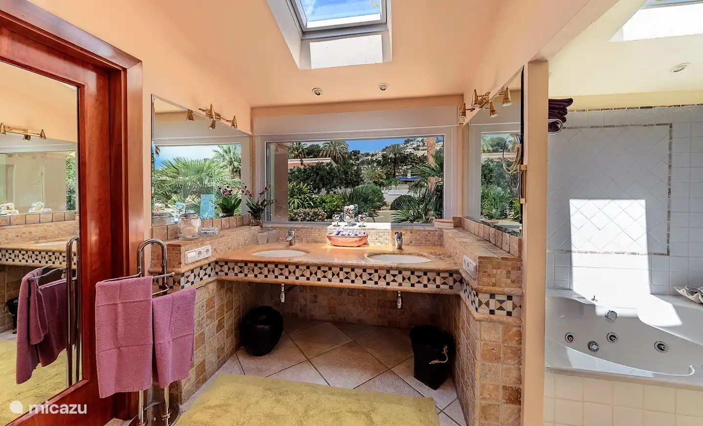 Badezimmer mit Badewanne