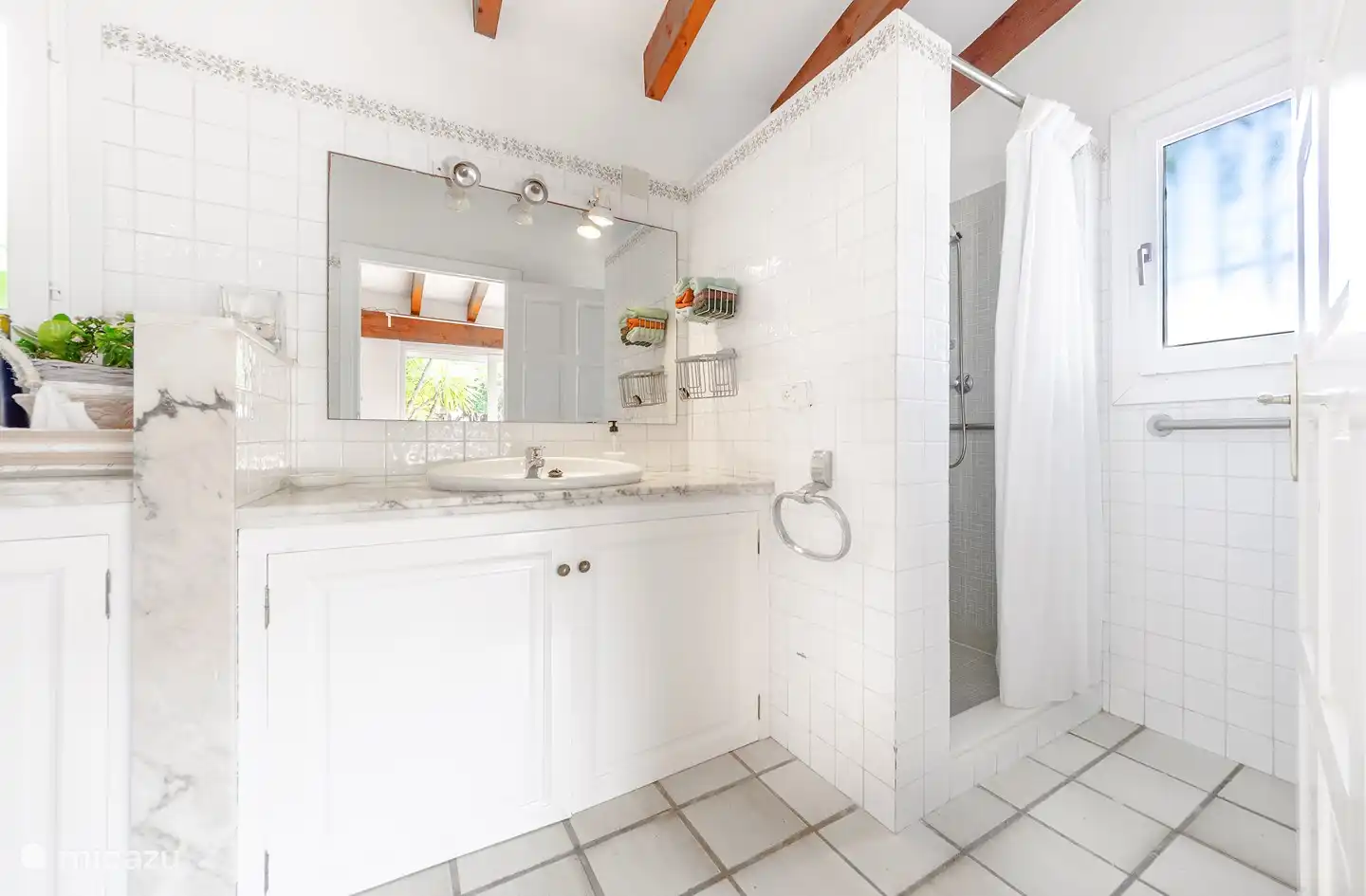 Badezimmer mit Dusche