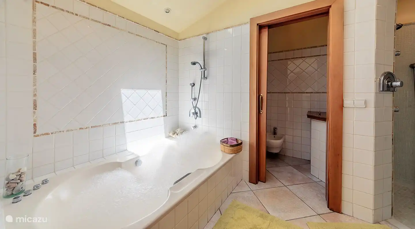 Badezimmer mit Badewanne