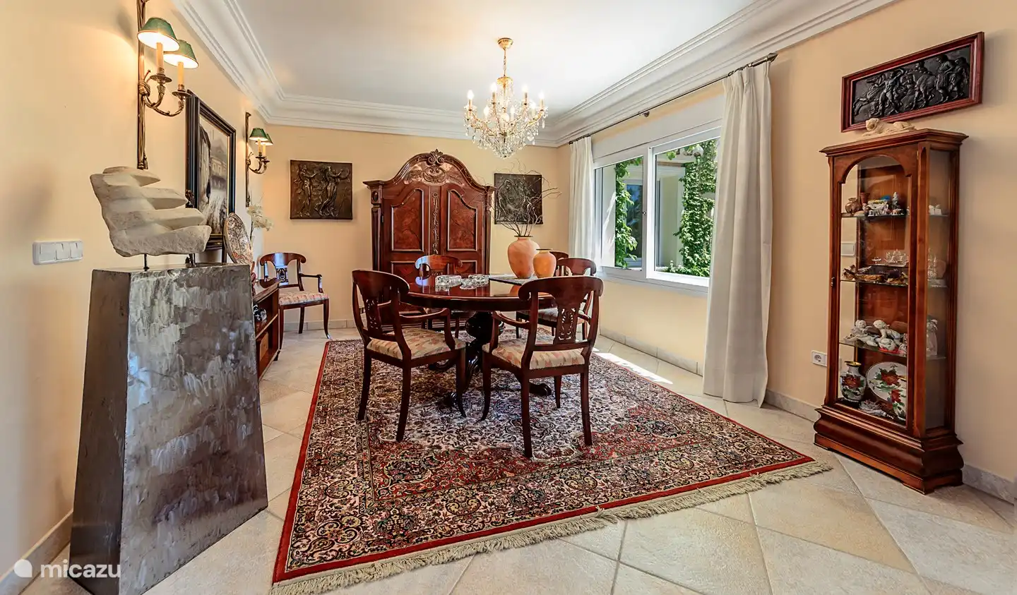 Esszimmer mit Stühlen