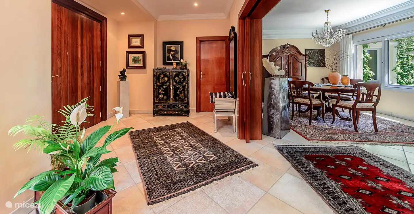 Esszimmer mit Stühlen